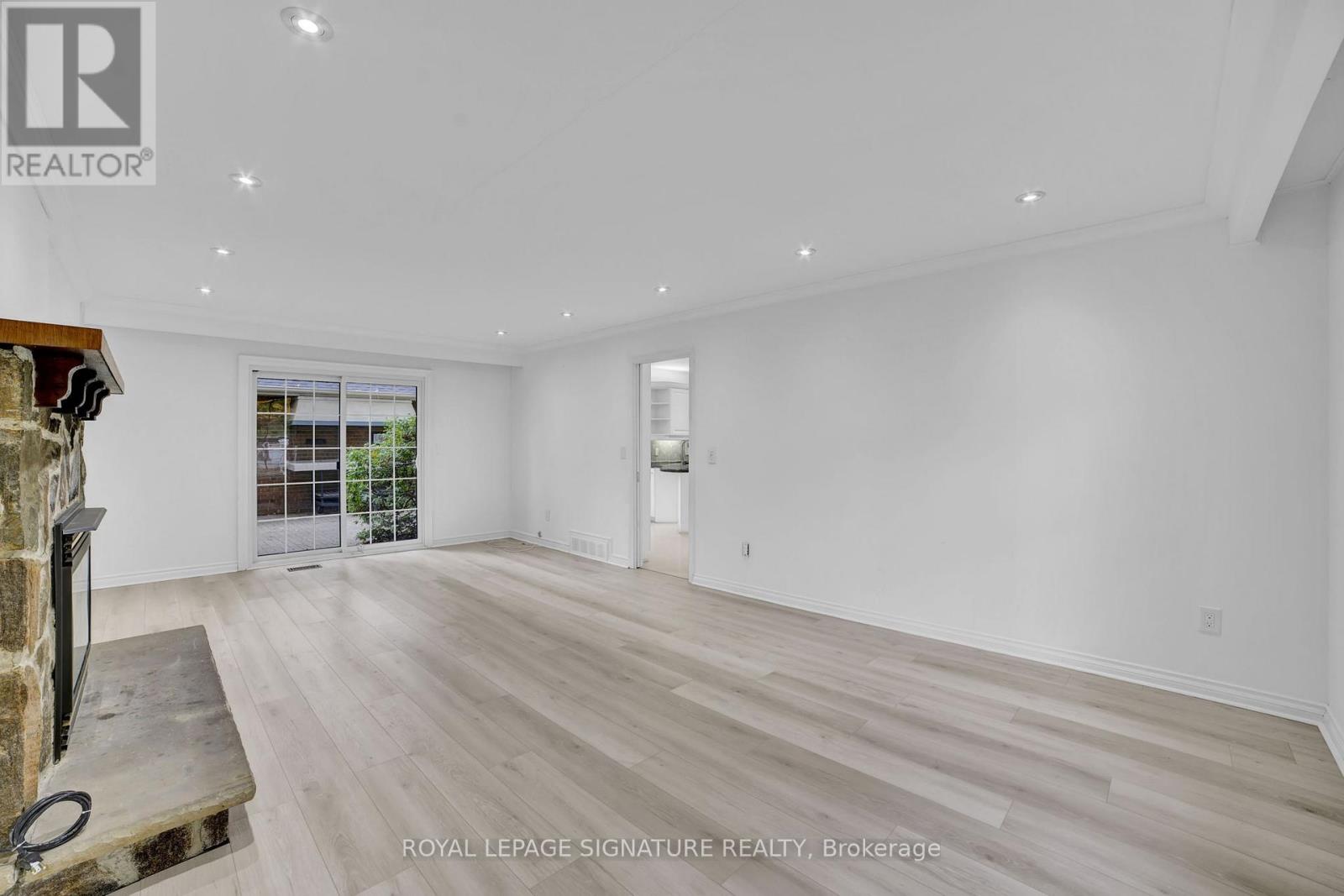 312 Dalewood Drive, Oakville, Ontario  L6J 4P5 - Photo 9 - W12488364