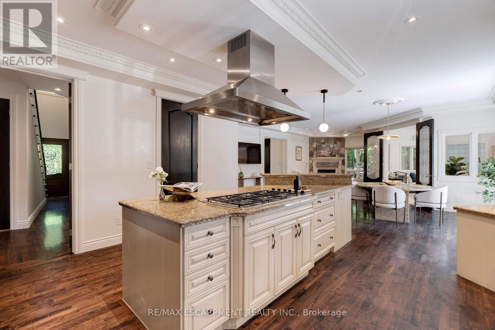 106 Appleby Place, Burlington, Ontario  L7L 2X1 - Photo 14 - W12505920