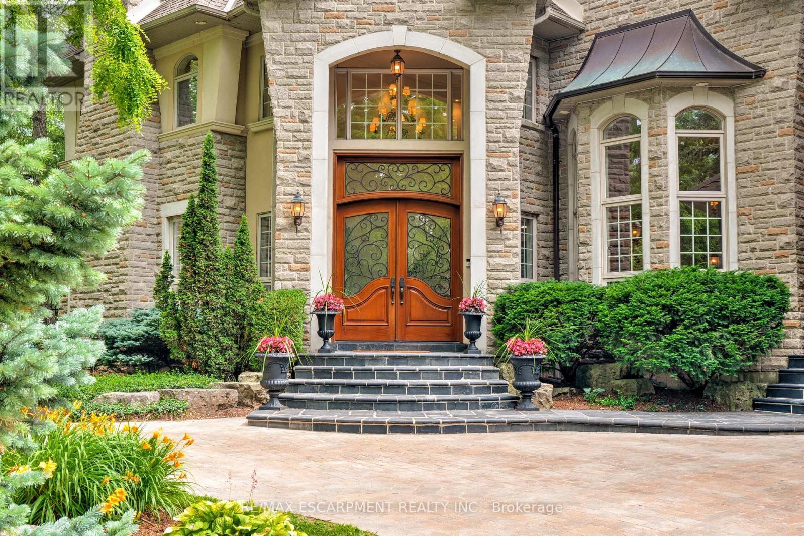 106 Appleby Place, Burlington, Ontario  L7L 2X1 - Photo 2 - W12505920