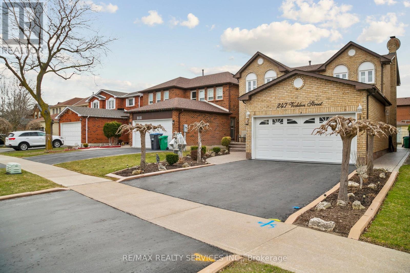 247 Vodden Street W, Brampton, Ontario  L6X 2X7 - Photo 2 - W12553934