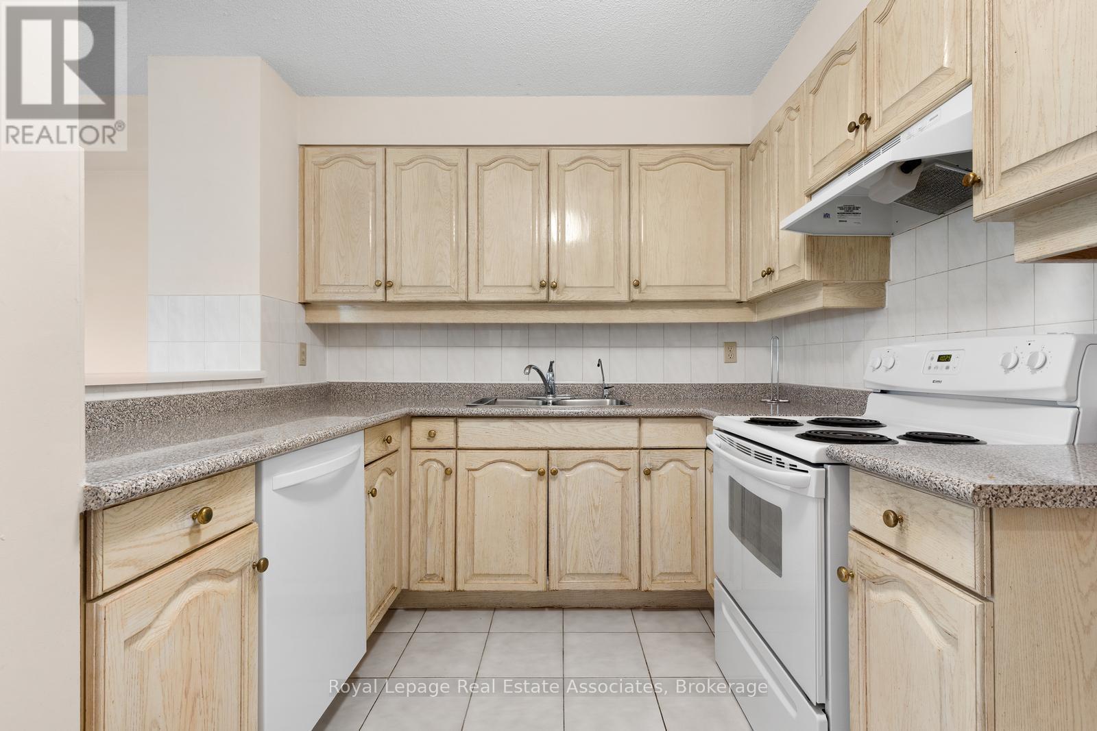 1604 - 2155 Burnhamthorpe Road W, Mississauga, Ontario  L5L 5P4 - Photo 11 - W12554176