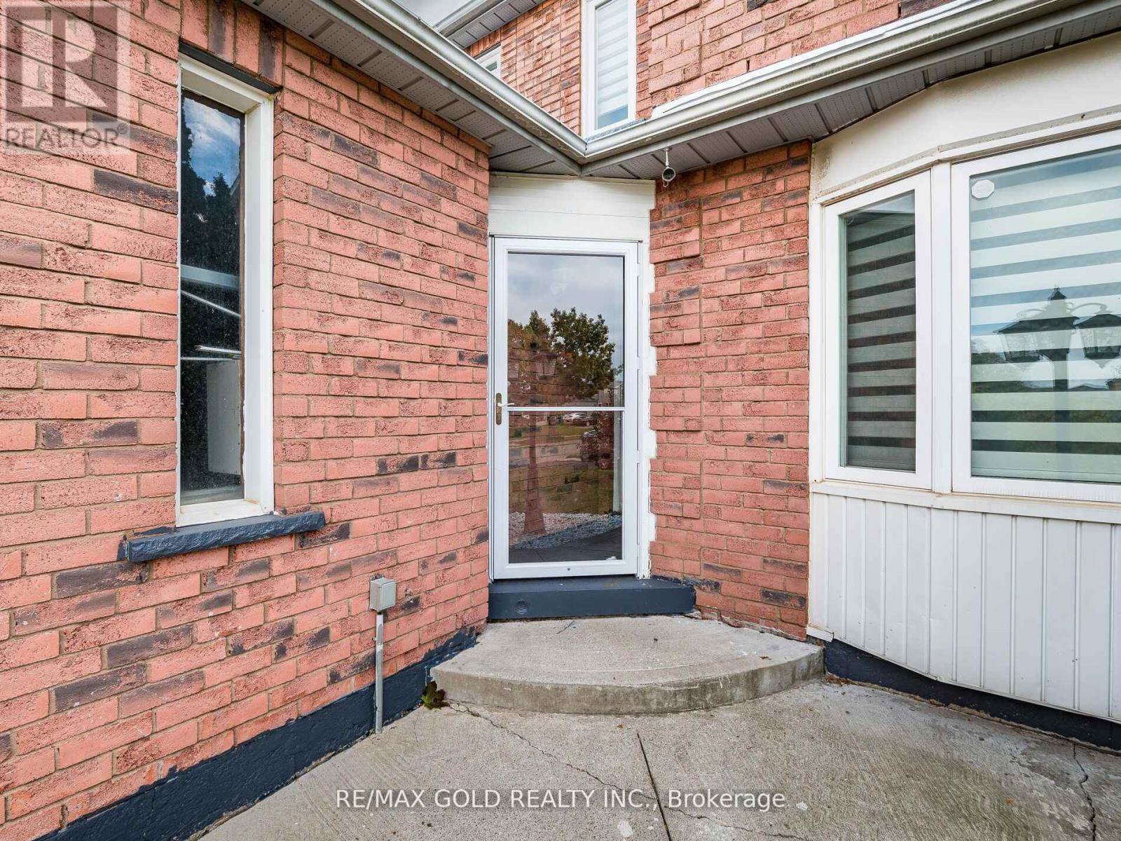 Upper - 3 Hawkway Court, Brampton, Ontario  L6Y 4K7 - Photo 7 - W12554382