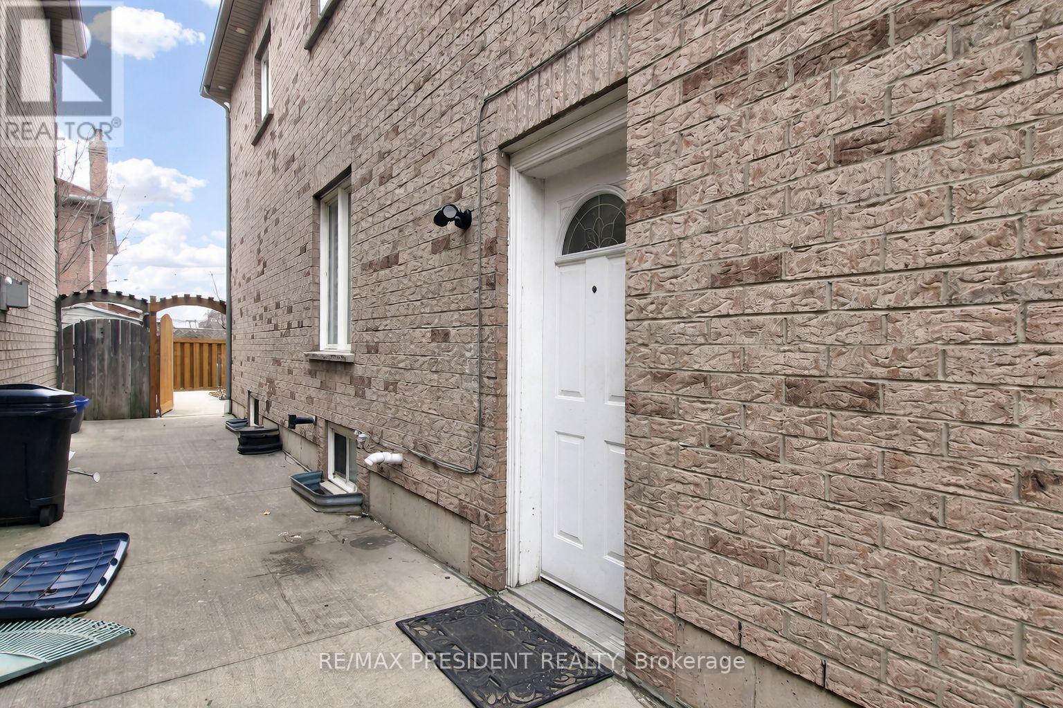 111 Sandmere Avenue, Brampton, Ontario  L6Z 4A5 - Photo 2 - W12662138