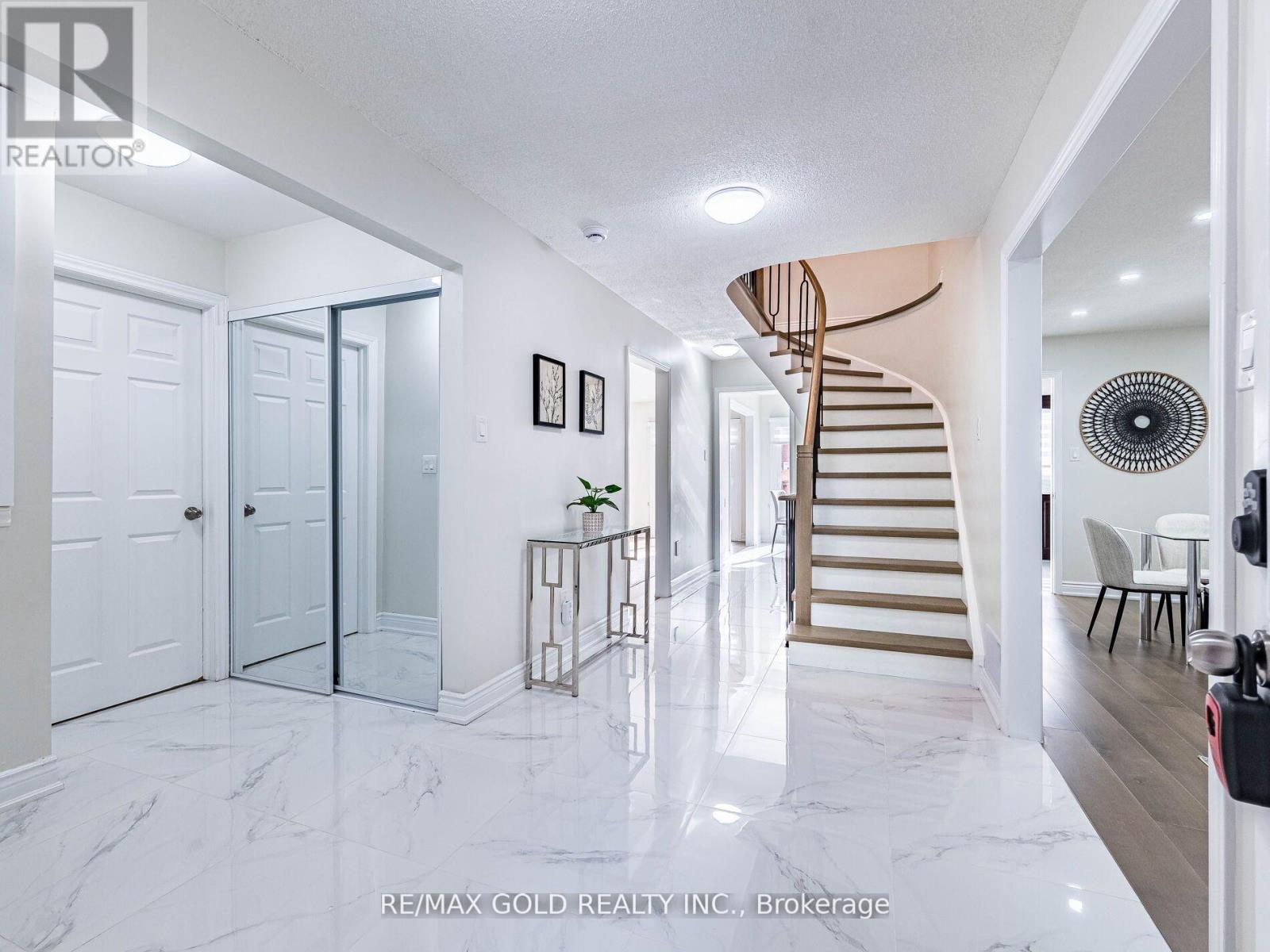 Upper - 3 Hawkway Court, Brampton, Ontario  L6Y 4K7 - Photo 8 - W12554382