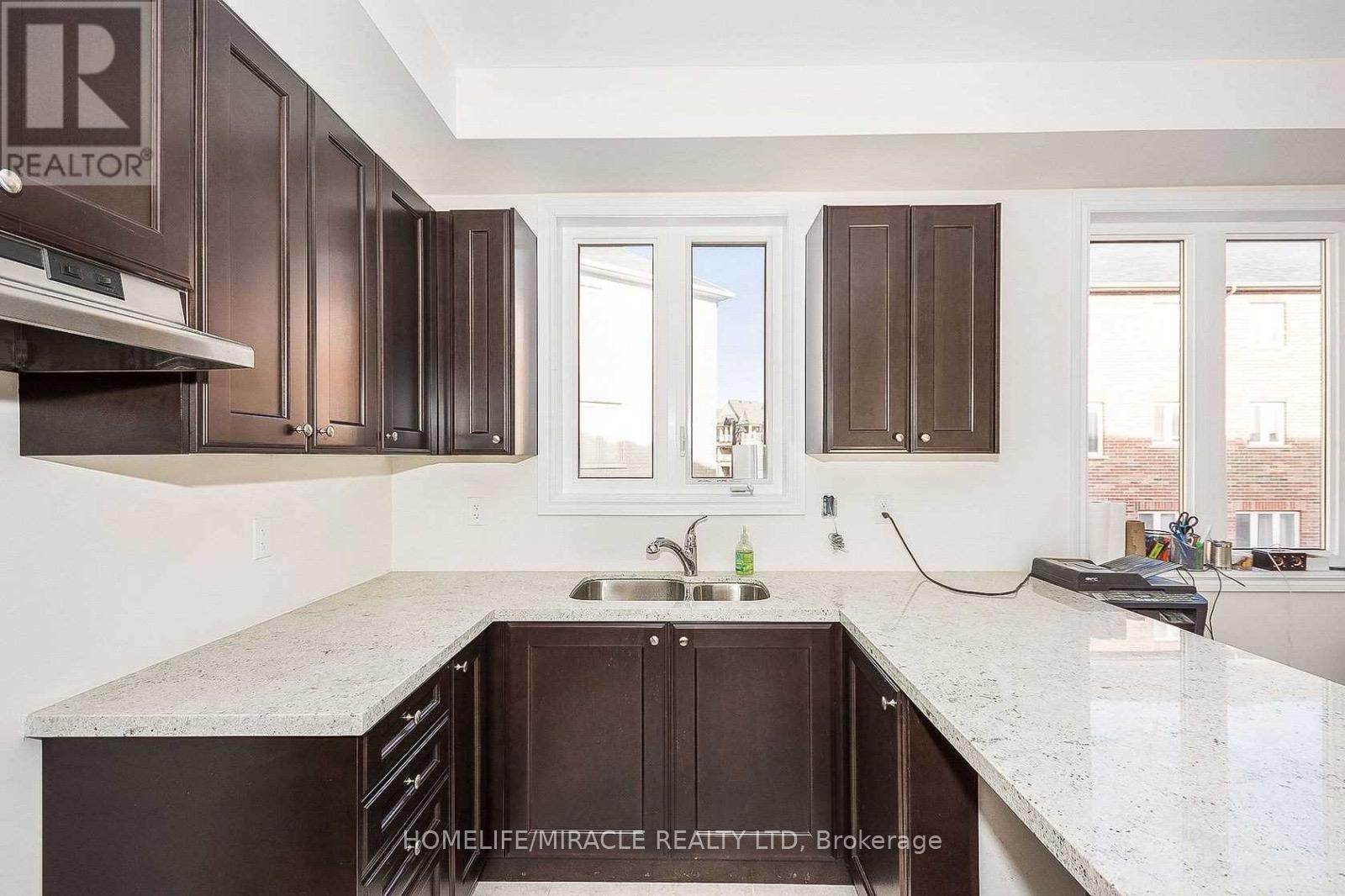 12 Sprucewood Road, Brampton, Ontario  L6Z 0B4 - Photo 4 - W12738142