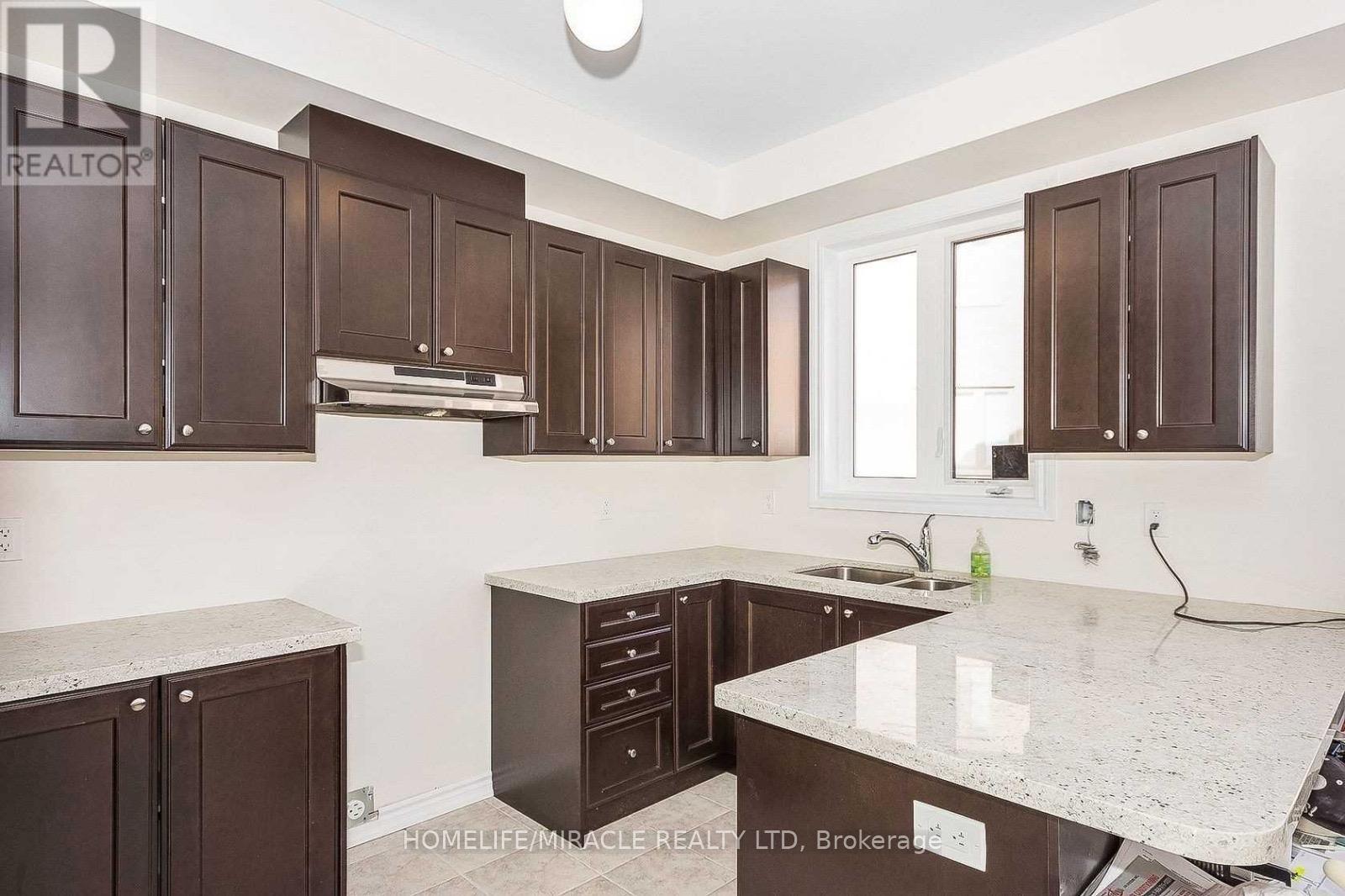 12 Sprucewood Road, Brampton, Ontario  L6Z 0B4 - Photo 5 - W12738142