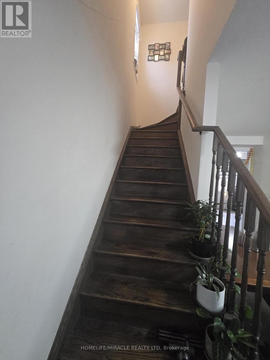 12 Sprucewood Road, Brampton, Ontario  L6Z 0B4 - Photo 8 - W12738142