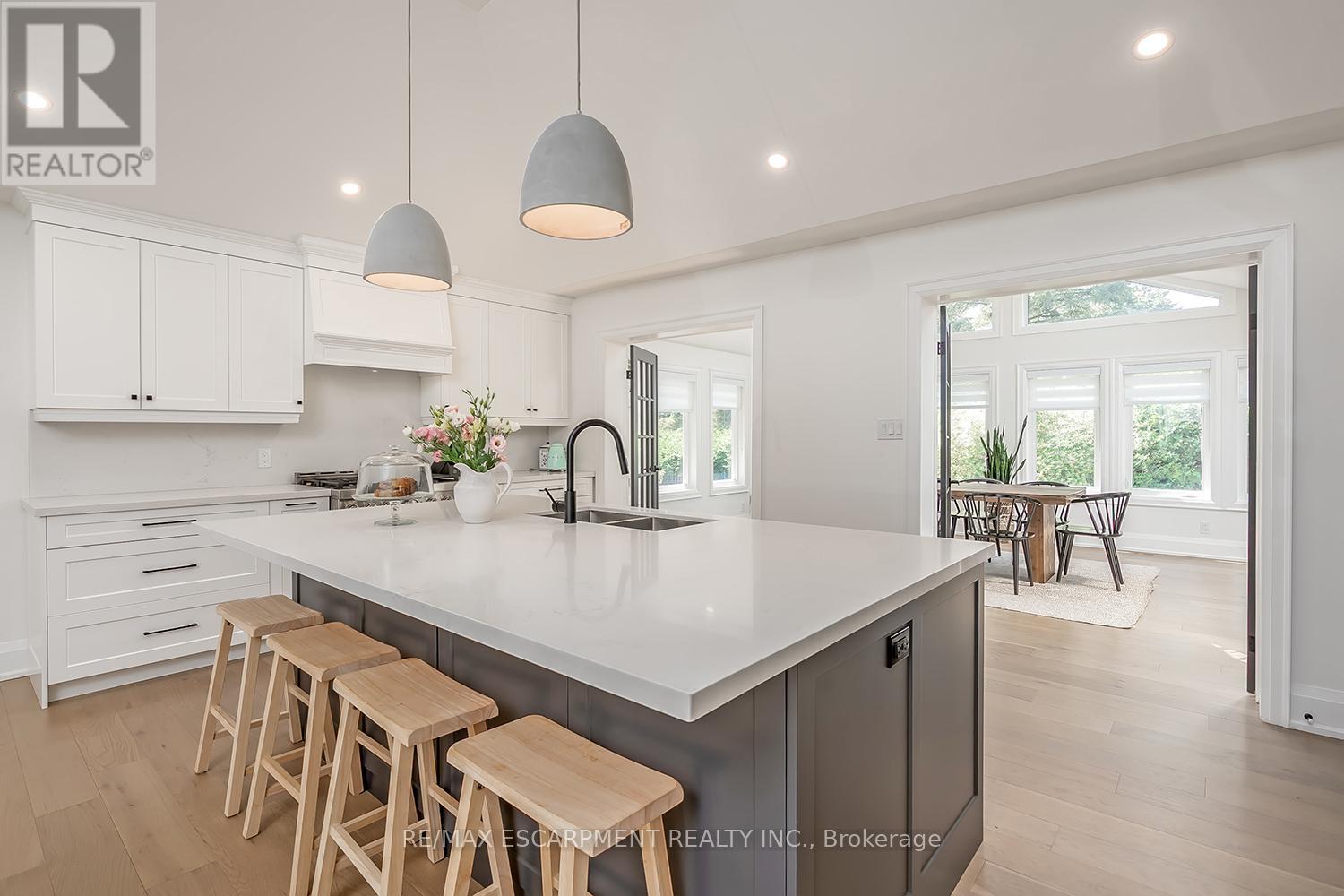 564 Maplehill Drive, Burlington, Ontario  L7N 2W3 - Photo 10 - W12738158