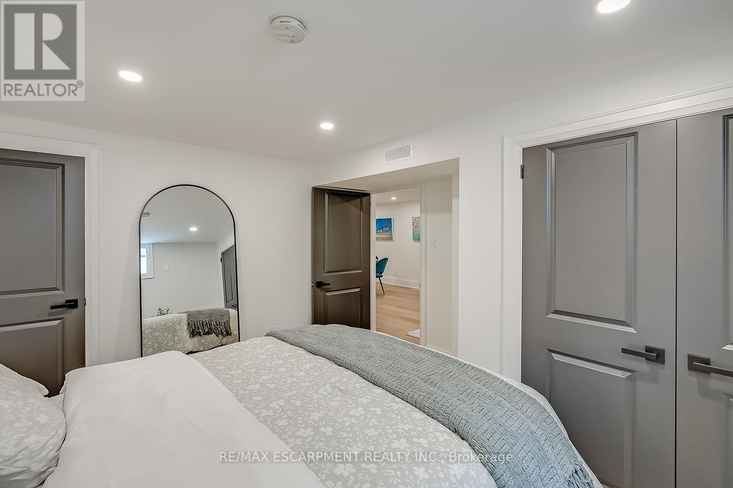 564 Maplehill Drive, Burlington, Ontario  L7N 2W3 - Photo 36 - W12738158