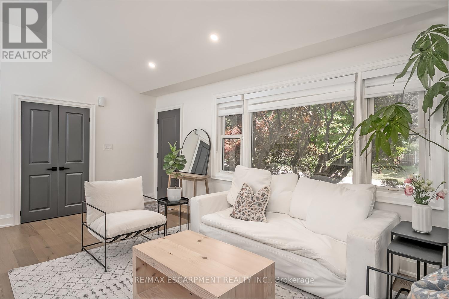 564 Maplehill Drive, Burlington, Ontario  L7N 2W3 - Photo 6 - W12738158