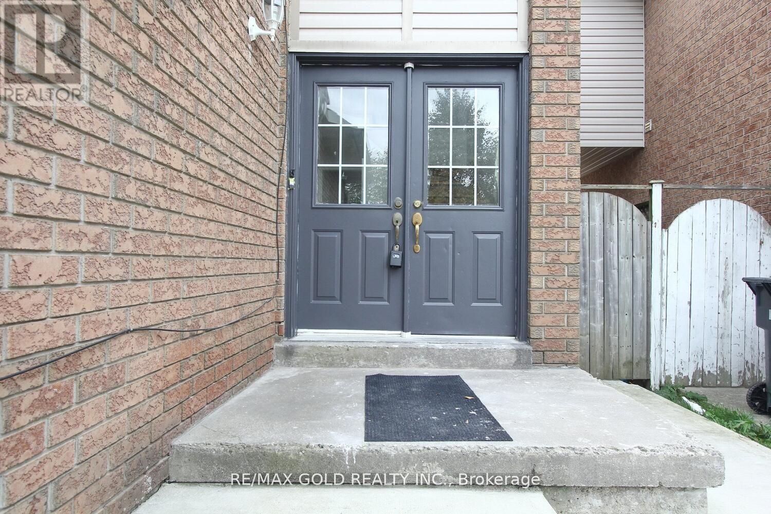 96 Lauraglen Crescent, Brampton, Ontario  L6Y 5A6 - Photo 4 - W12738244