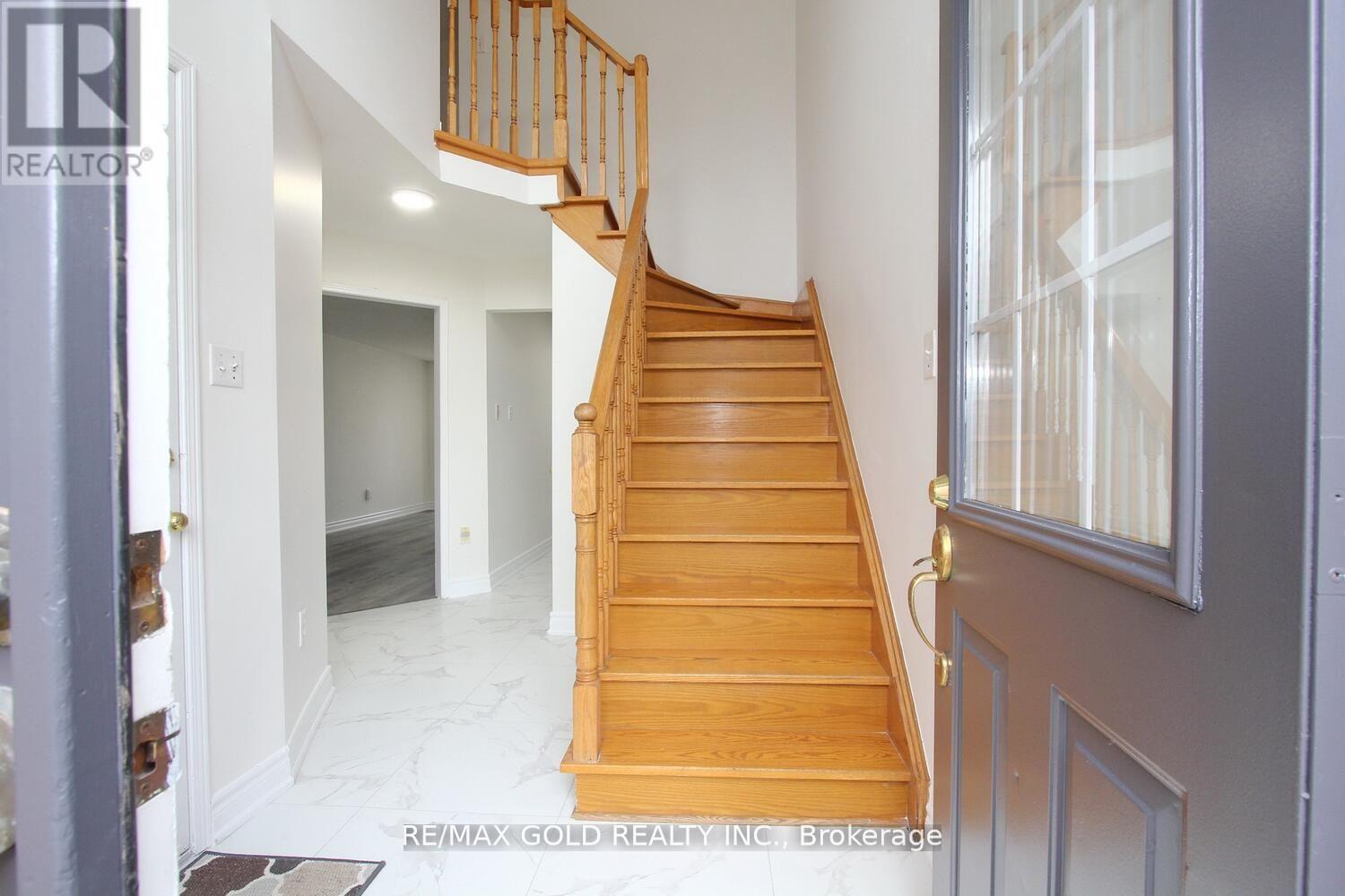 96 Lauraglen Crescent, Brampton, Ontario  L6Y 5A6 - Photo 5 - W12738244