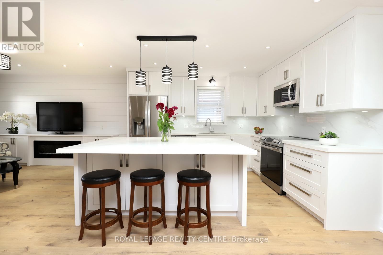 Main Lvl - 55 Flora Drive, Hamilton, Ontario  L8G 3Z7 - Photo 9 - X12738198