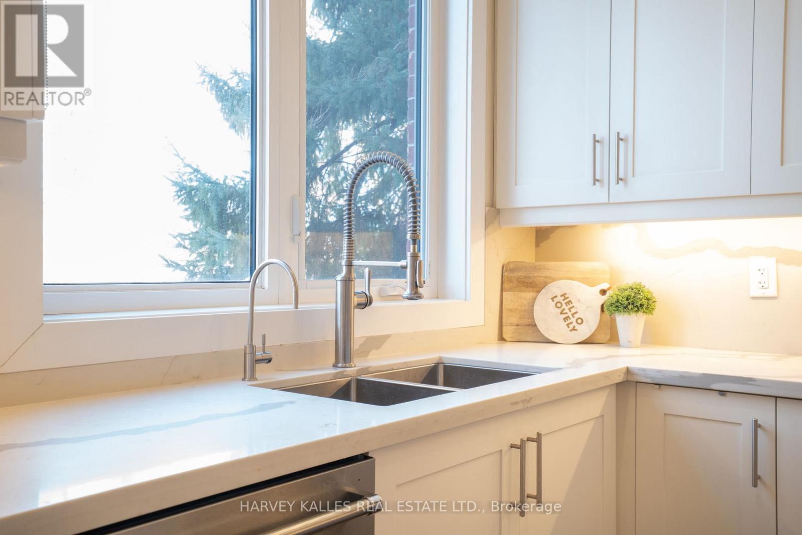 957 Eighth Street, Mississauga, Ontario  L5E 1R6 - Photo 11 - W12736306