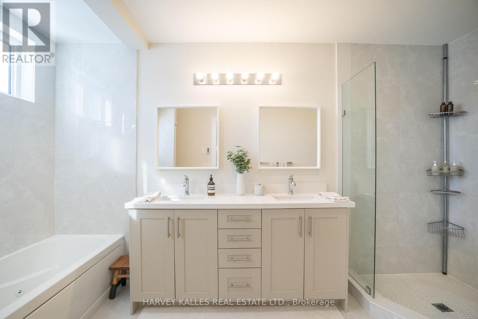 957 Eighth Street, Mississauga, Ontario  L5E 1R6 - Photo 30 - W12736306