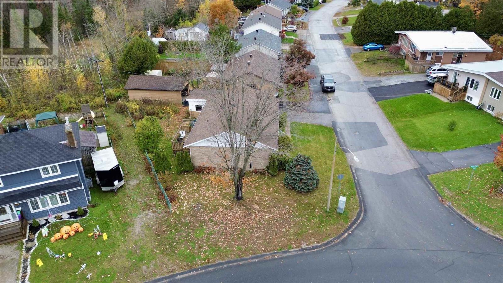 1 Balsam Pl, Elliot Lake, Ontario  P5A 2H4 - Photo 10 - SM253058