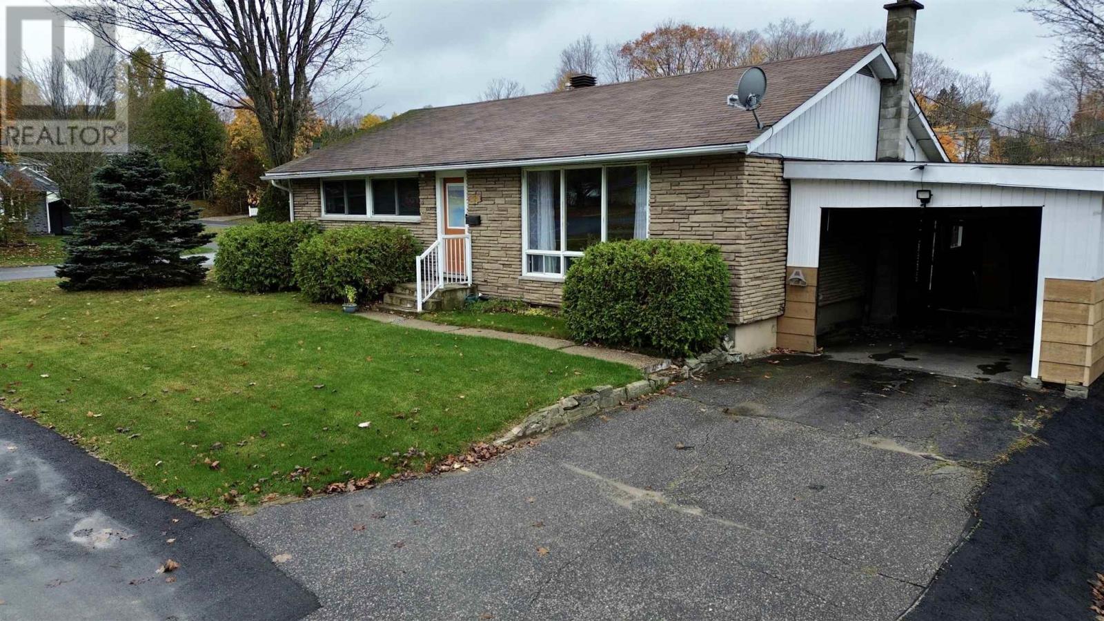 1 Balsam Pl, Elliot Lake, Ontario  P5A 2H4 - Photo 4 - SM253058