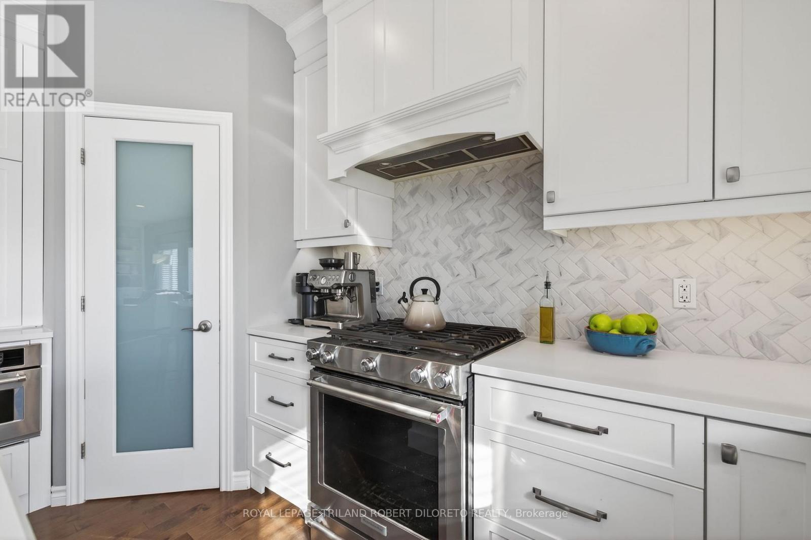 Photo 16 of 49 for 56 Fieldstone Crescent S