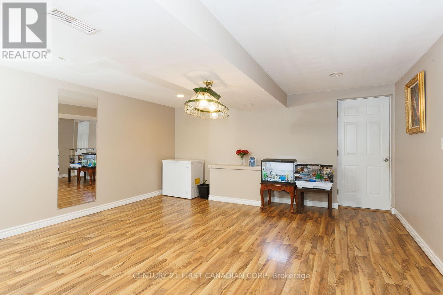 Photo 33 of 43 for 118 Rosamond Crescent