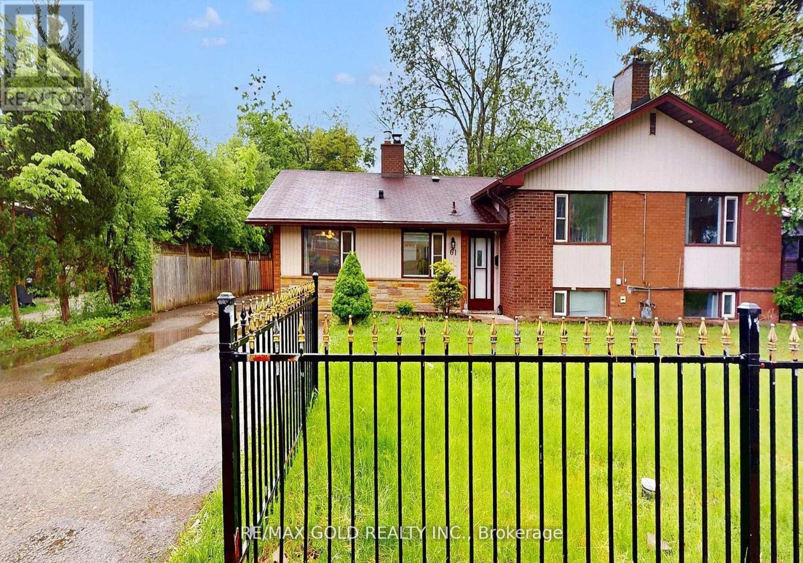 61 CENTRE STREET N, Brampton, Ontario