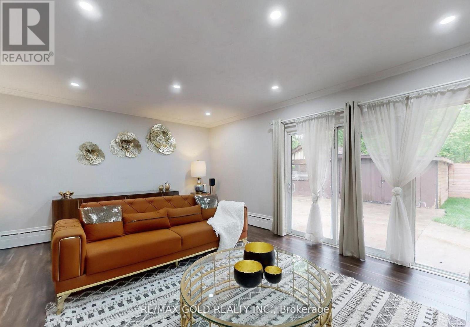 61 Centre Street N, Brampton, Ontario  L6V 1T1 - Photo 10 - W12738274