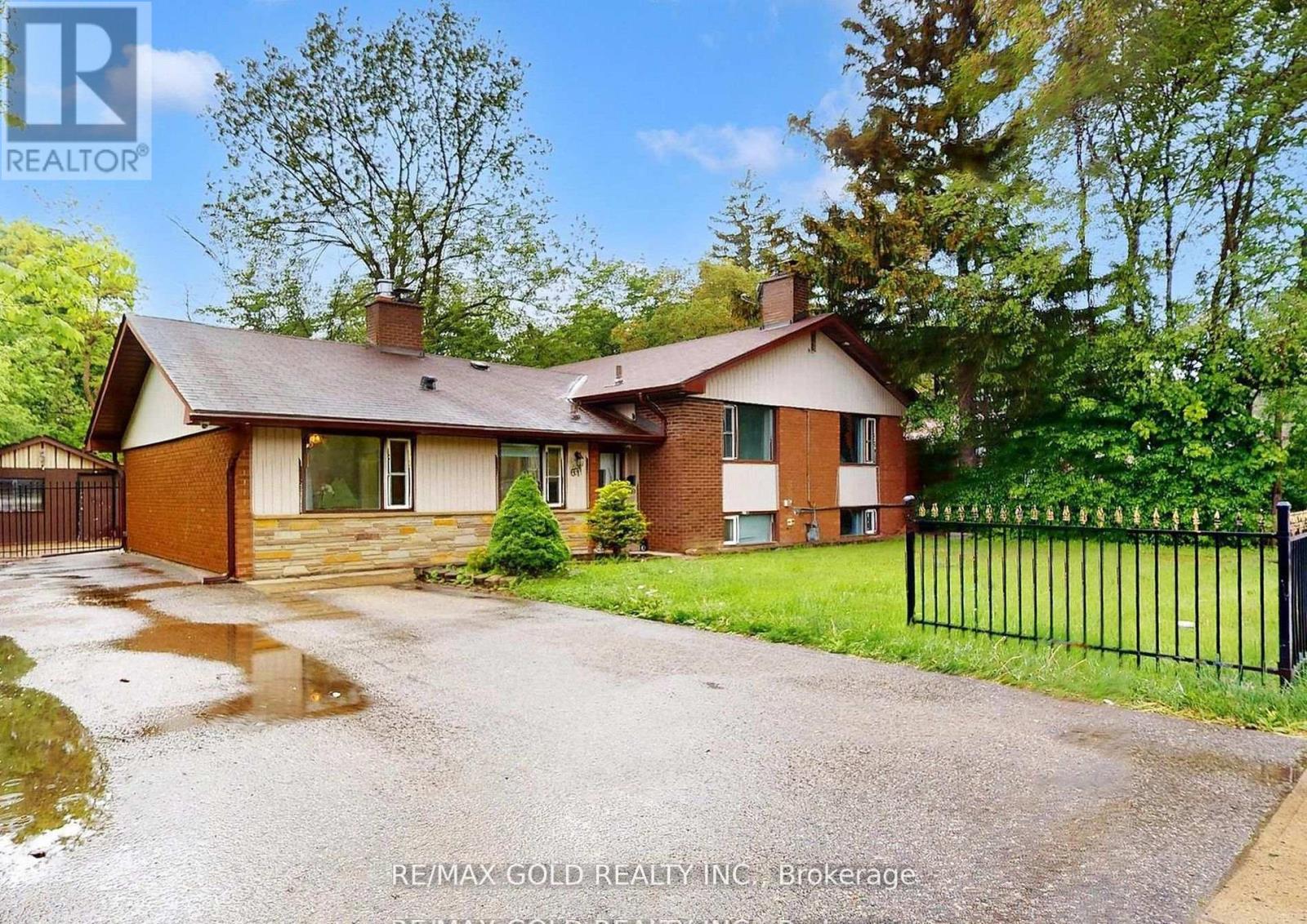 61 Centre Street N, Brampton, Ontario  L6V 1T1 - Photo 2 - W12738274