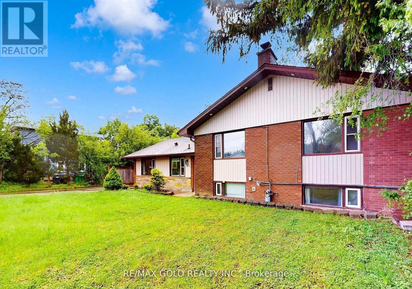 61 Centre Street N, Brampton, Ontario  L6V 1T1 - Photo 3 - W12738274