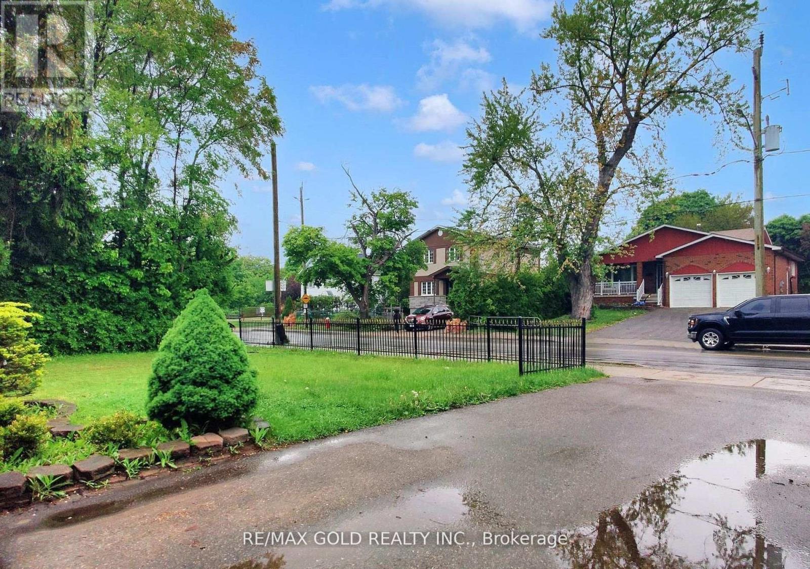 61 Centre Street N, Brampton, Ontario  L6V 1T1 - Photo 4 - W12738274