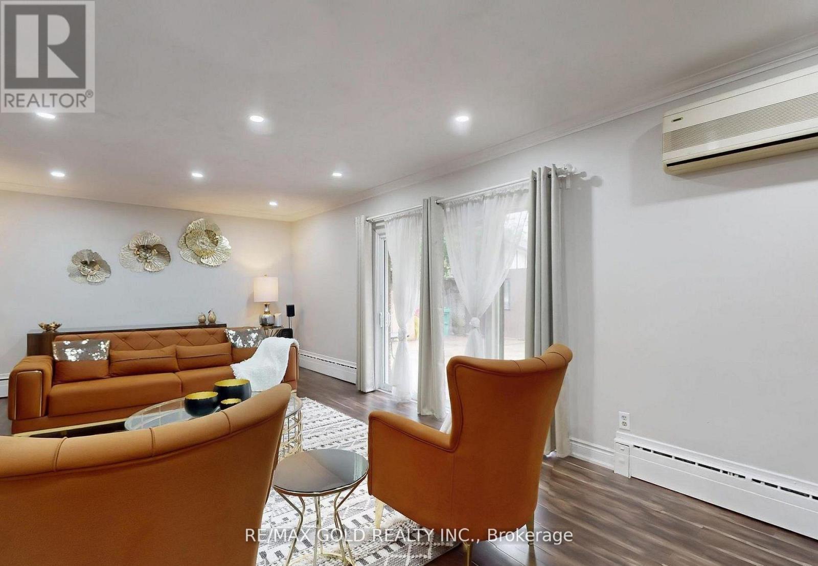 61 Centre Street N, Brampton, Ontario  L6V 1T1 - Photo 5 - W12738274