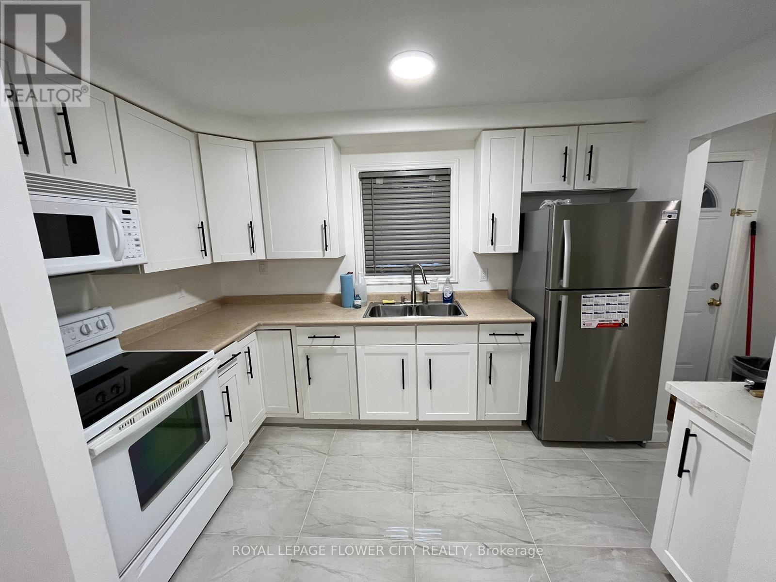 52 Grand Valley Drive, Brampton, Ontario  L6S 2K9 - Photo 5 - W12738296