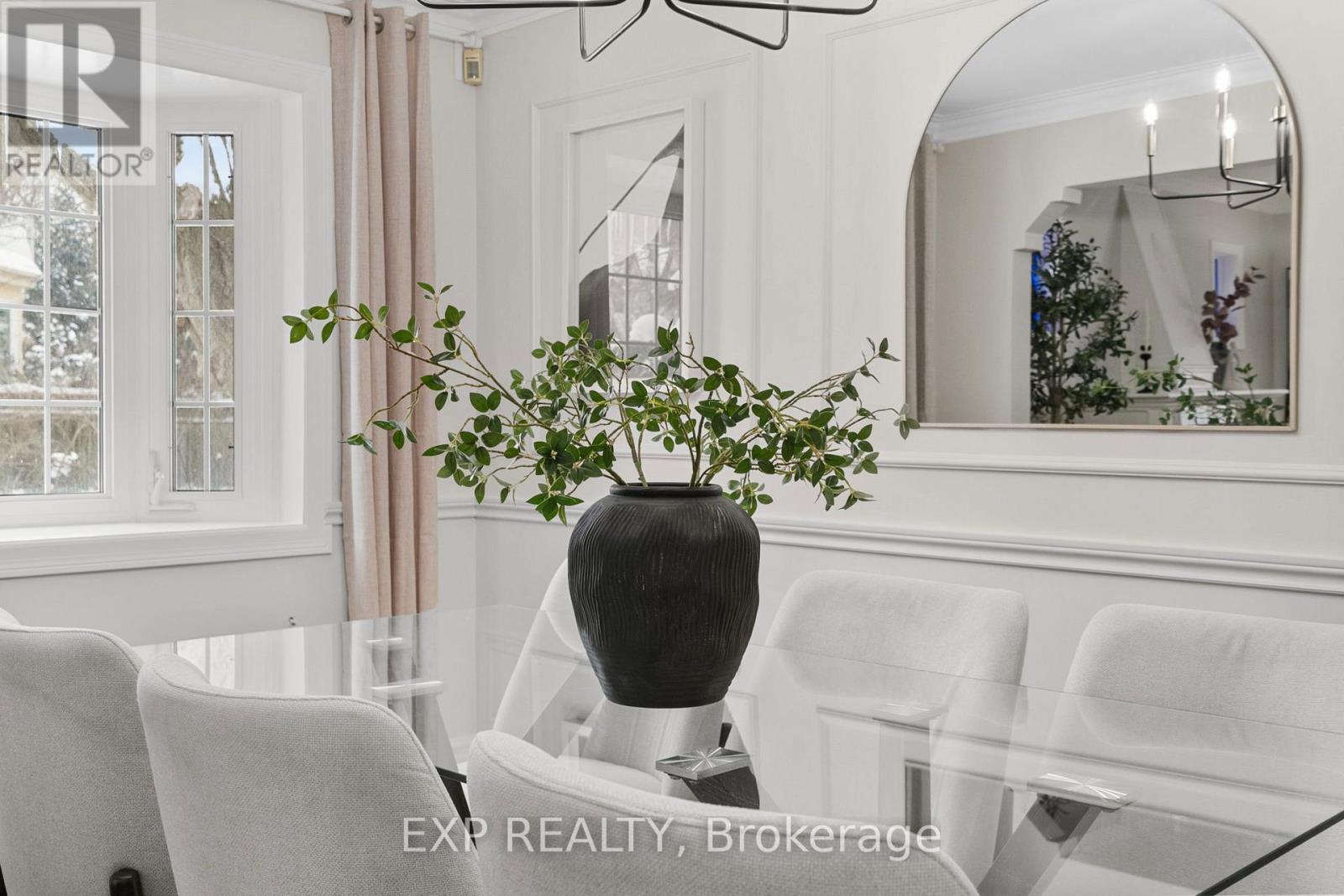 127 South Kingsway, Toronto, Ontario  M6S 3T5 - Photo 11 - W12738320