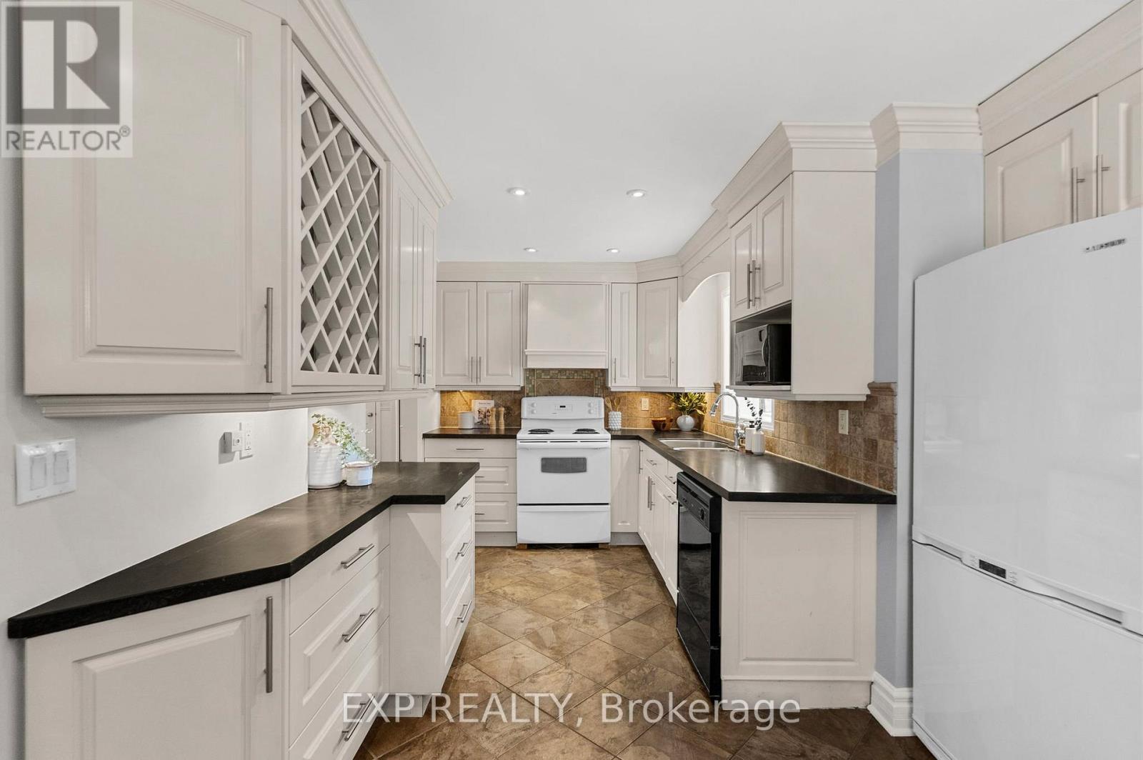 127 South Kingsway, Toronto, Ontario  M6S 3T5 - Photo 12 - W12738320