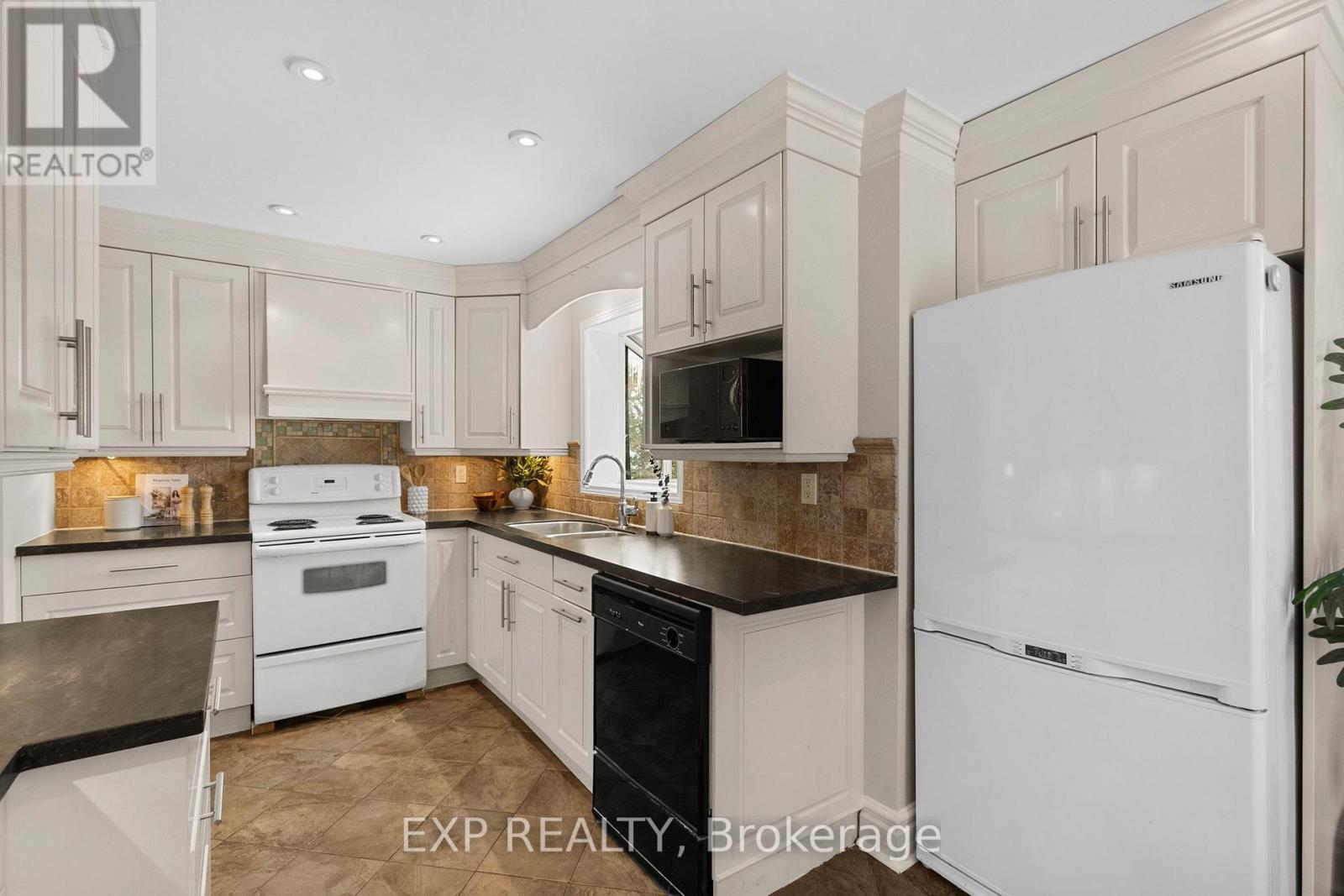 127 South Kingsway, Toronto, Ontario  M6S 3T5 - Photo 13 - W12738320