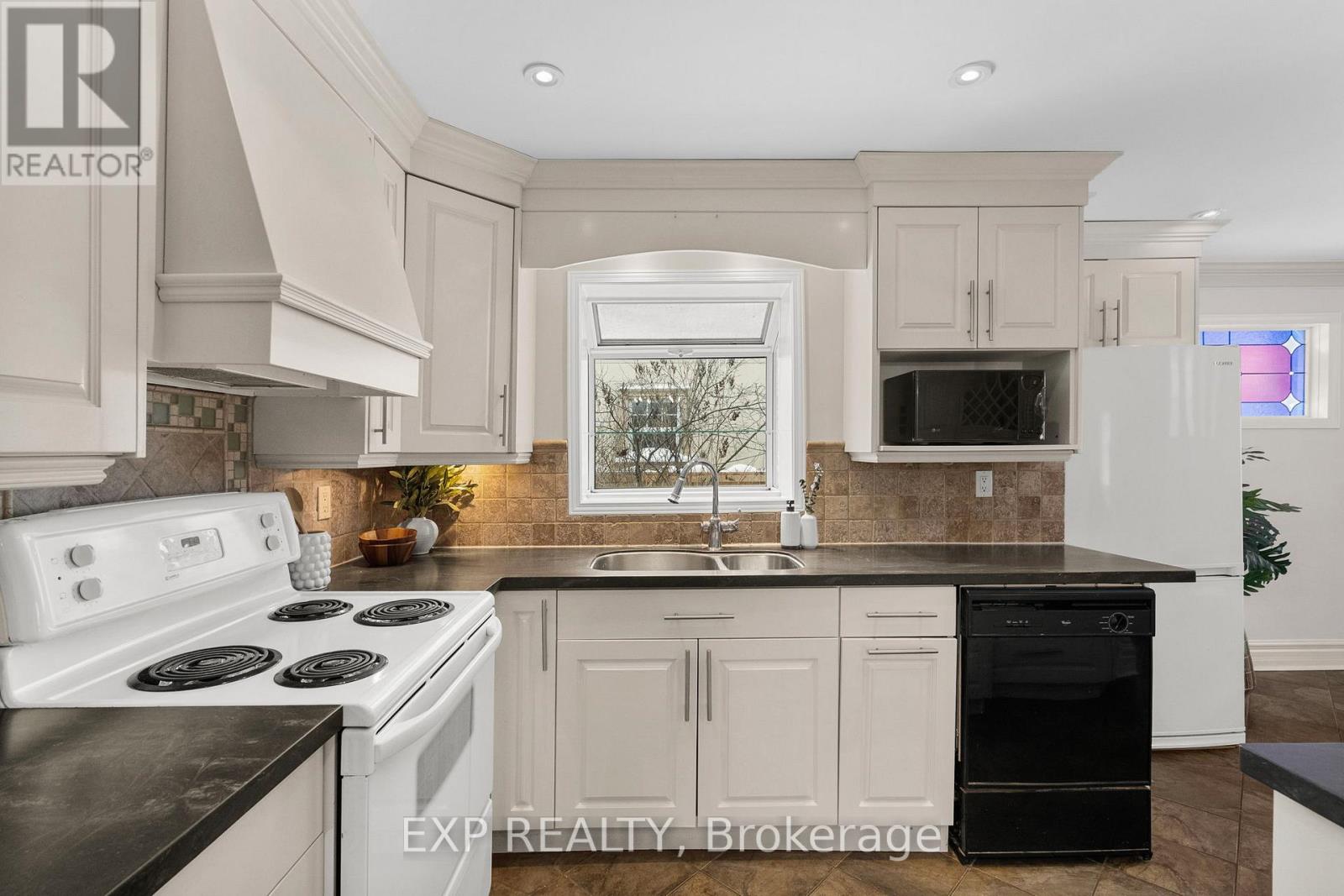 127 South Kingsway, Toronto, Ontario  M6S 3T5 - Photo 14 - W12738320