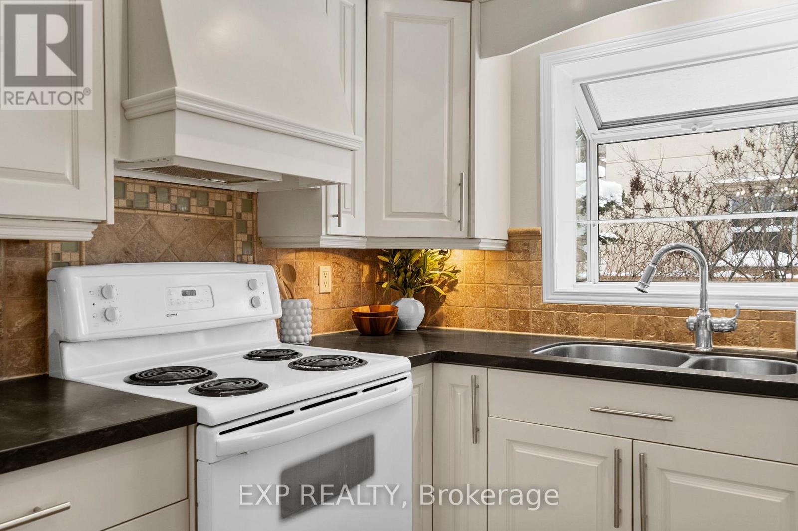 127 South Kingsway, Toronto, Ontario  M6S 3T5 - Photo 15 - W12738320