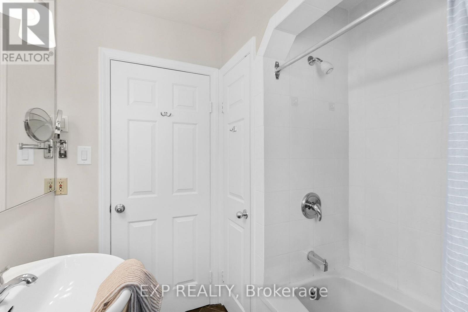 127 South Kingsway, Toronto, Ontario  M6S 3T5 - Photo 24 - W12738320