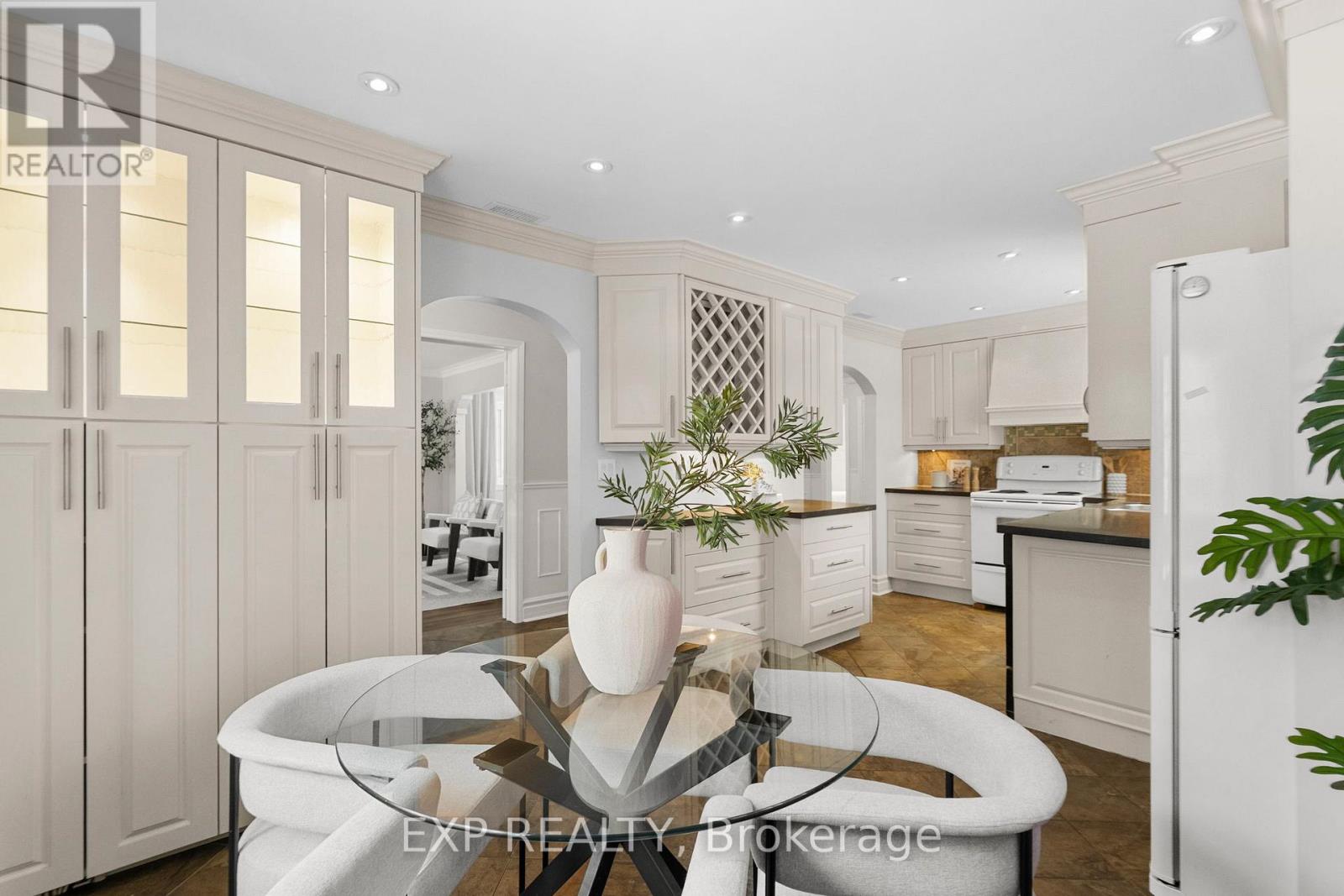 127 South Kingsway, Toronto, Ontario  M6S 3T5 - Photo 5 - W12738320