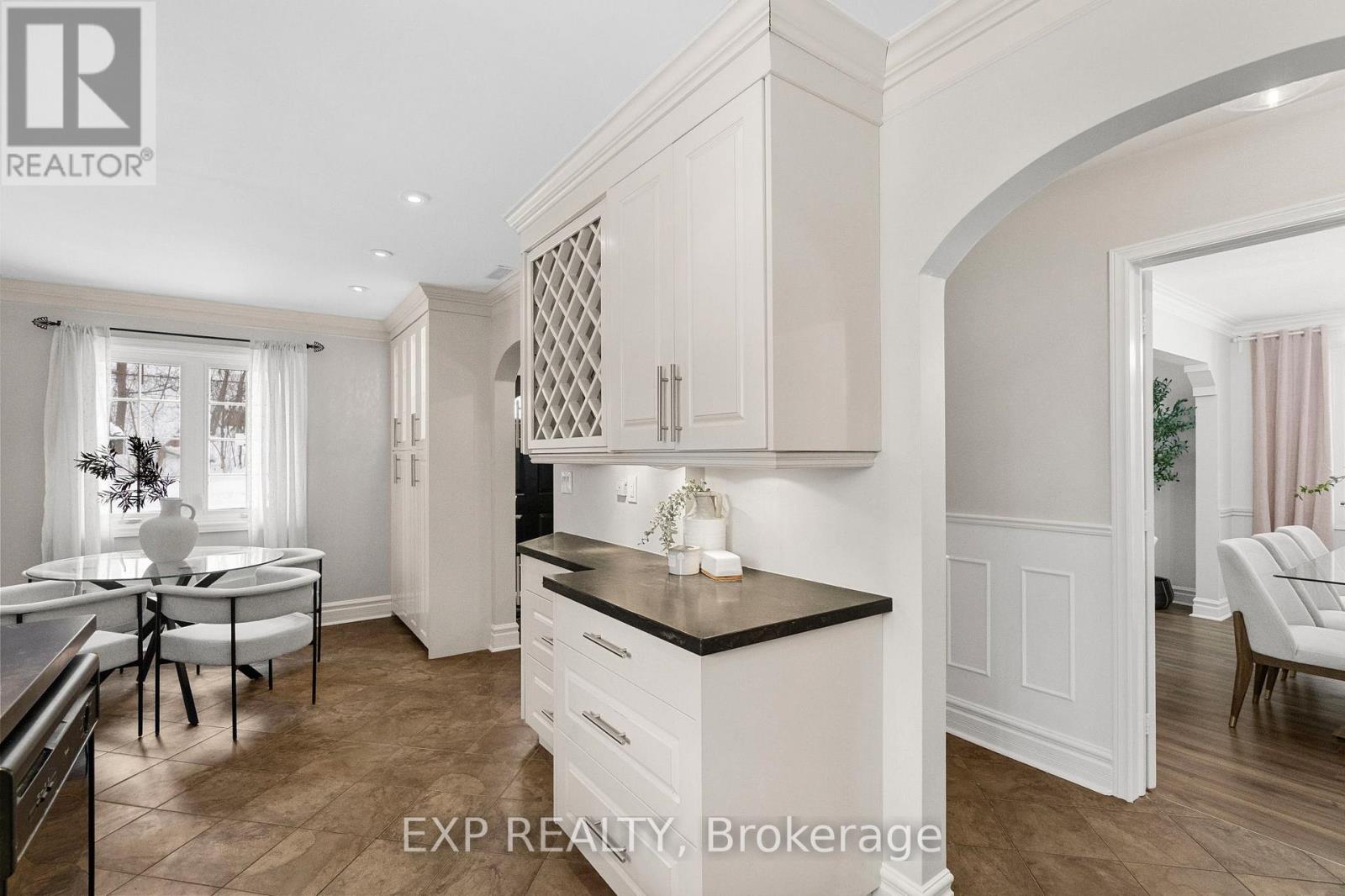 127 South Kingsway, Toronto, Ontario  M6S 3T5 - Photo 9 - W12738320