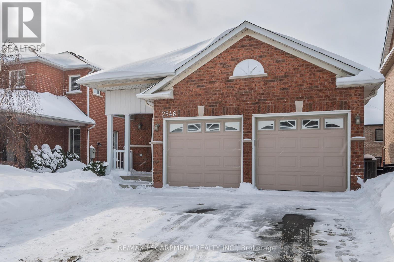 2546 Nichols Drive, Oakville, Ontario  L6H 7L3 - Photo 2 - W12738454