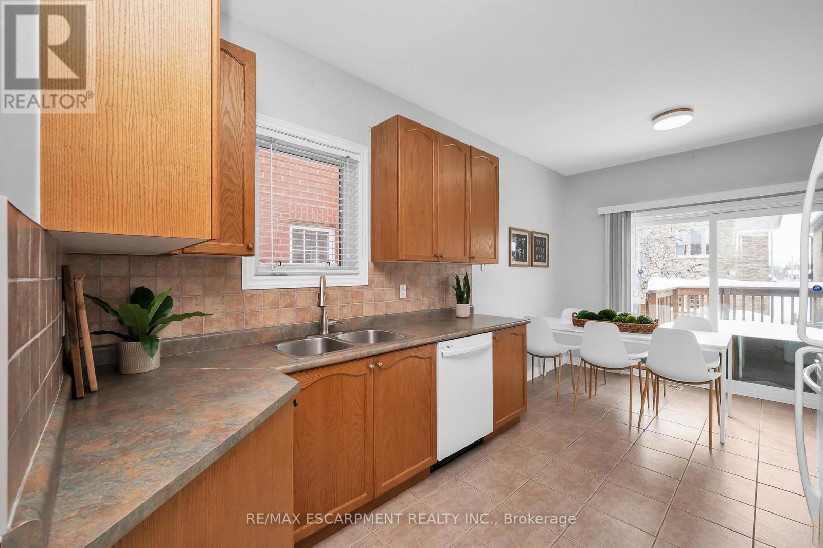 2546 Nichols Drive, Oakville, Ontario  L6H 7L3 - Photo 9 - W12738454