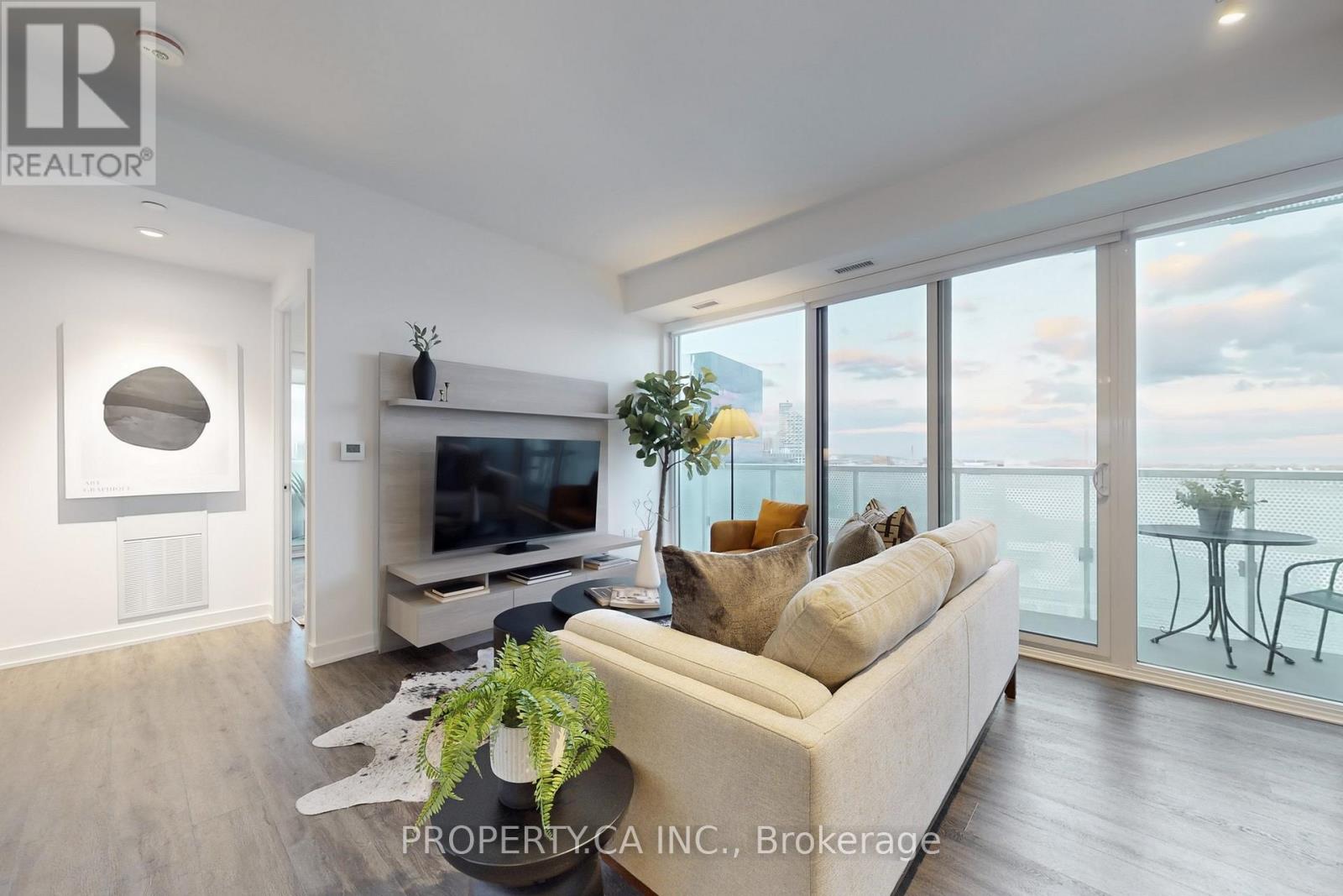 2209 - 15 Queens Quay E, Toronto, Ontario  M5E 0C5 - Photo 3 - C12734938