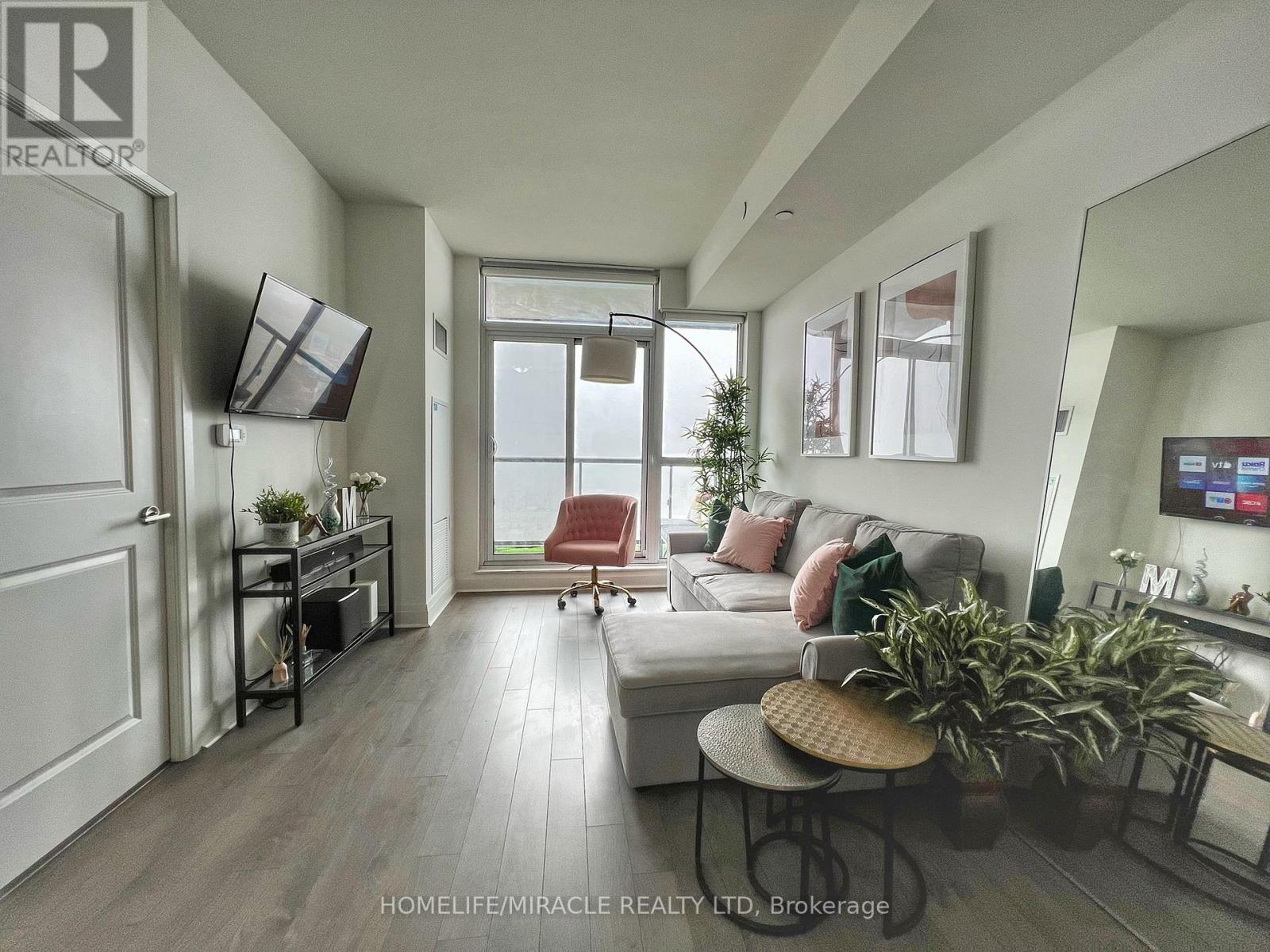 2004 - 17 Zorra Street, Toronto, Ontario  M9Z 4Z6 - Photo 4 - W12738572