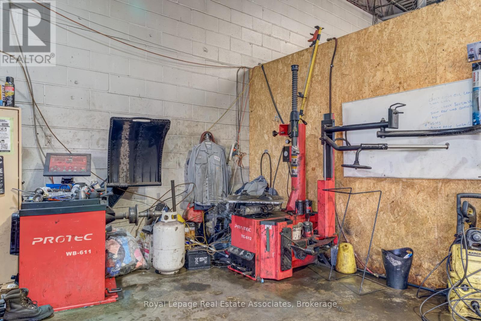 Unit 4 - 5890 Dixie Road, Mississauga, Ontario  L4W 1E9 - Photo 17 - W12738580