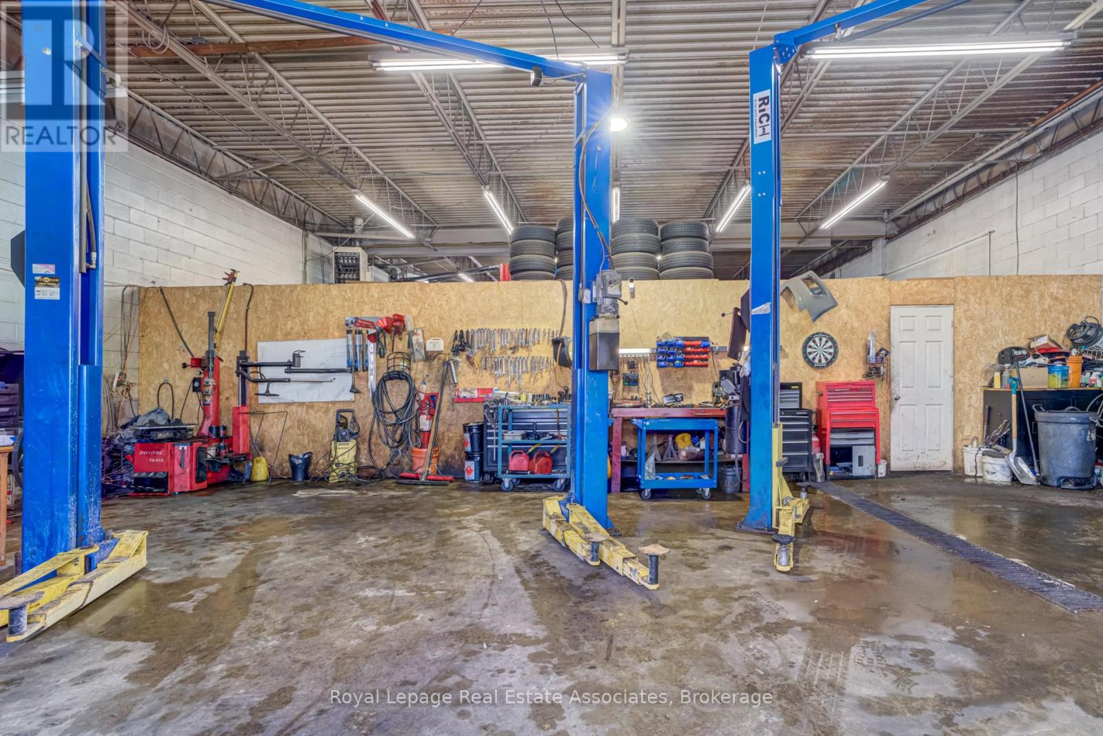 Unit 4 - 5890 Dixie Road, Mississauga, Ontario  L4W 1E9 - Photo 4 - W12738580