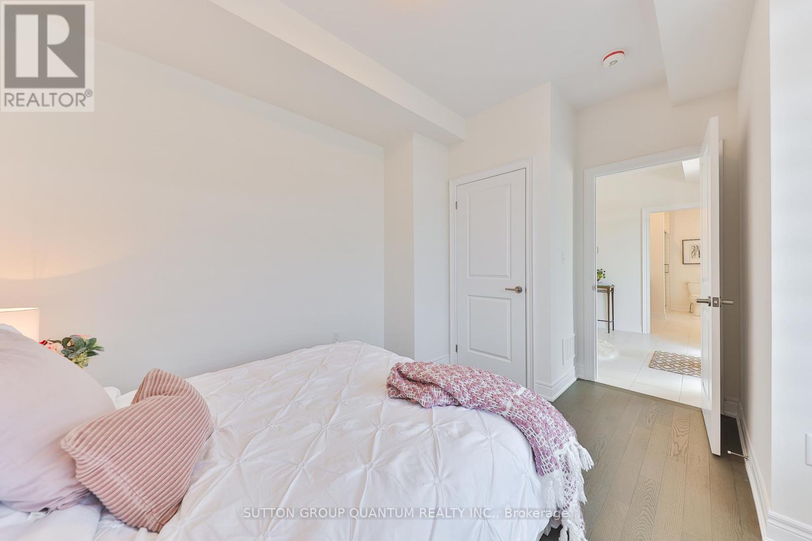 2168 Postmaster Drive, Oakville, Ontario  L6M 5T1 - Photo 7 - W12738604