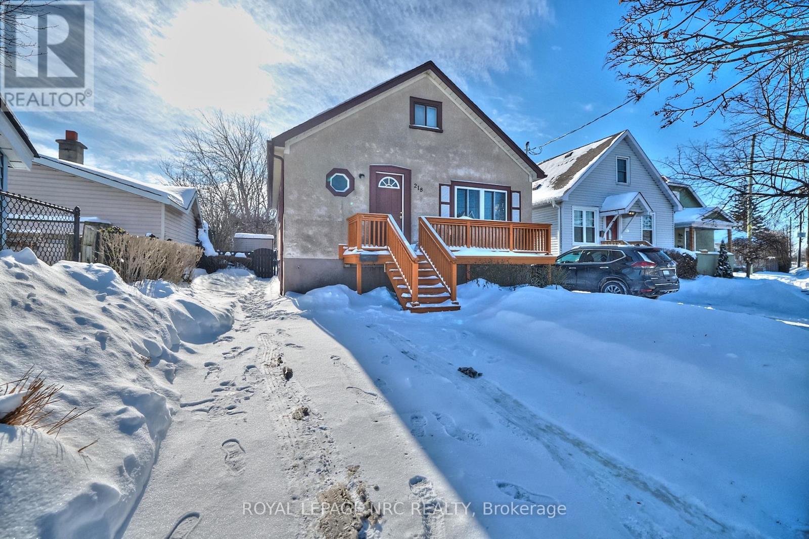 218 Carlton Street, St. Catharines, Ontario  L2R 1S7 - Photo 1 - X12738636