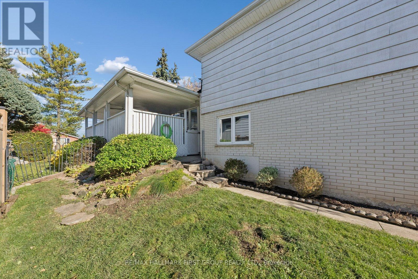 957 Timmins Gardens, Pickering, Ontario  L1W 2L3 - Photo 35 - E12738842