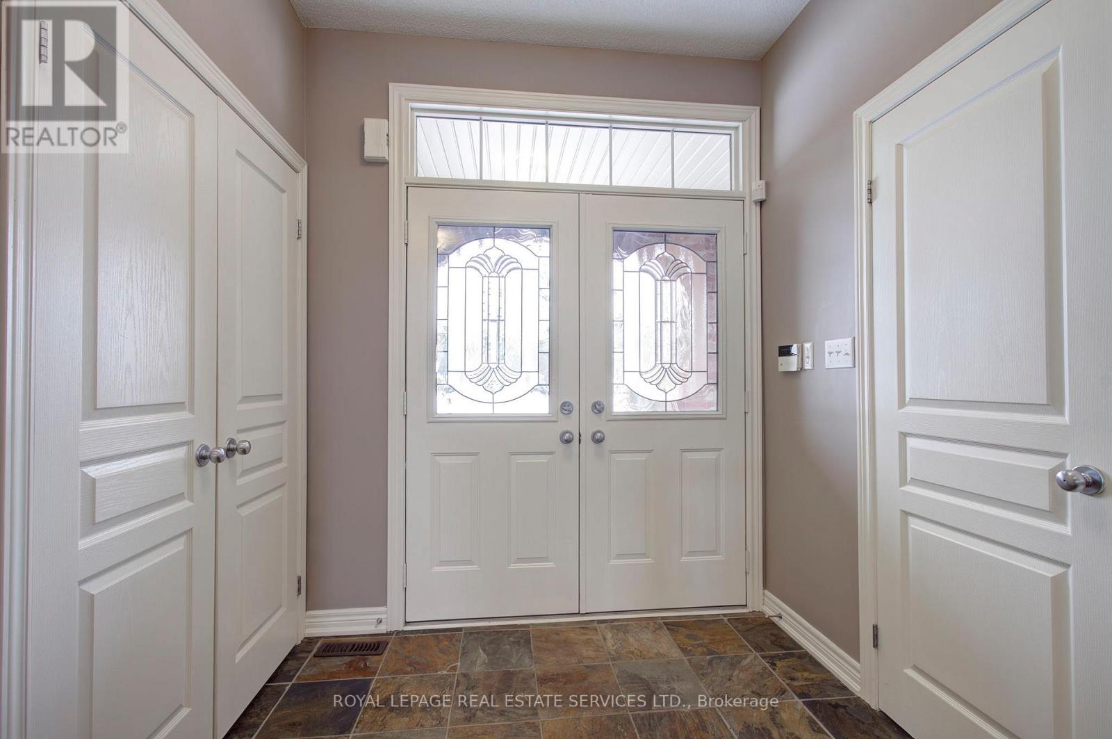 2275 Littondale Lane, Oakville, Ontario  L6M 0A6 - Photo 3 - W12738652