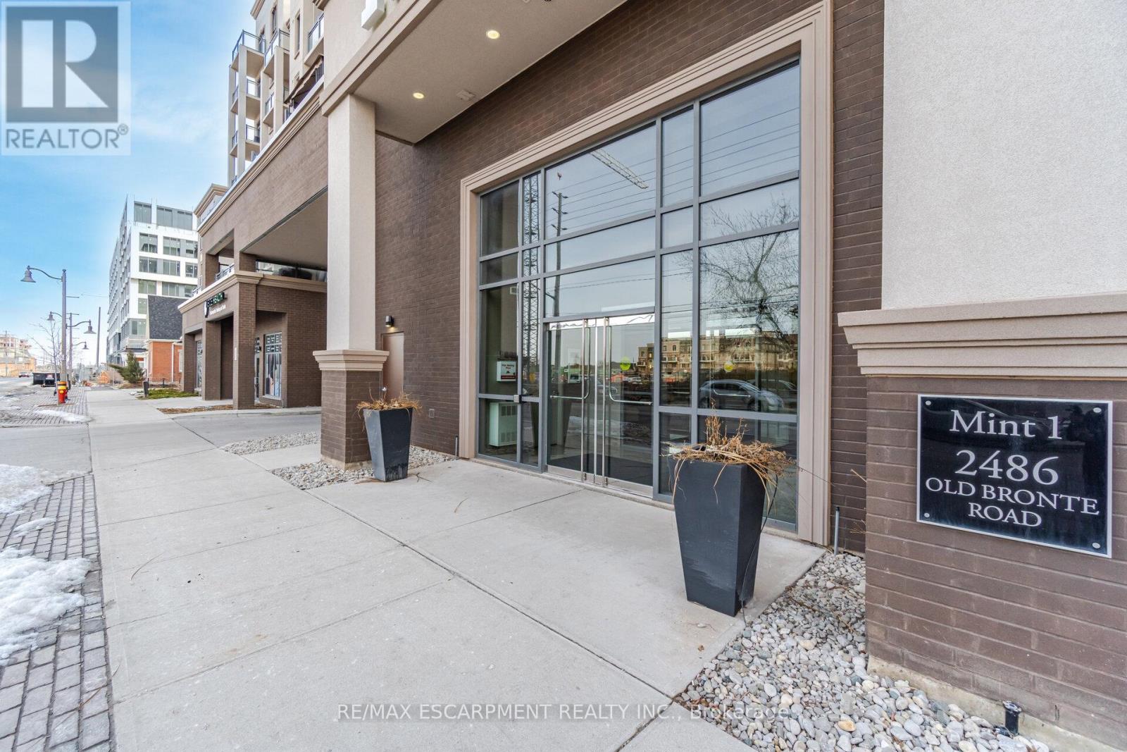 Ph #811 - 2486 Old Bronte Road, Oakville, Ontario  L6M 0Y4 - Photo 2 - W12738668