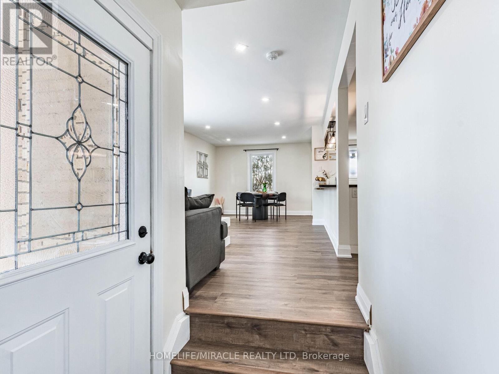 36 Mclaughlin Road N, Brampton (Northwood Park), Ontario  L6X 1Y5 - Photo 5 - W12738714